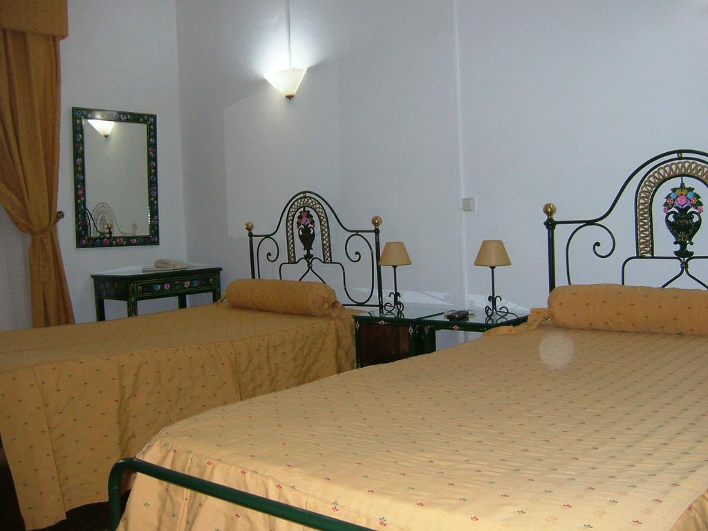 Alentejano Low Cost Hotel Эштремош Номер фото